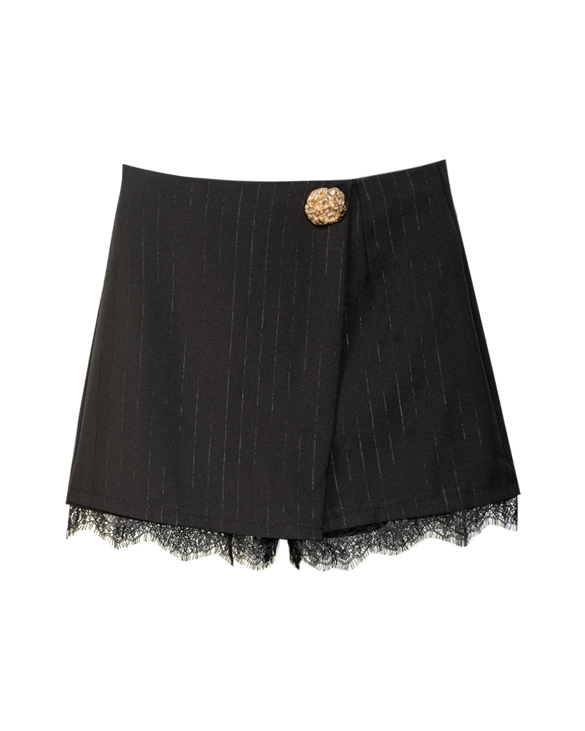 Skort mit asymmetrischem Saum und Spitzenbesatz Skort mit asymmetrischem Saum und Spitzenbesatz