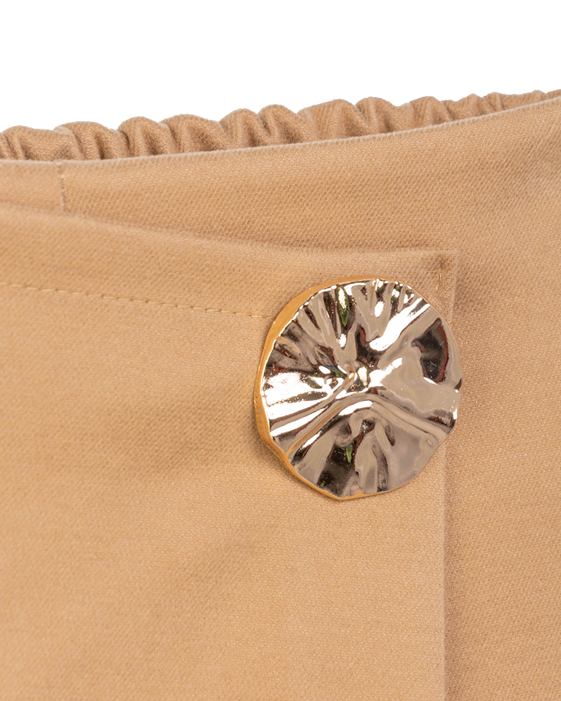 Short mit goldenem Knopf