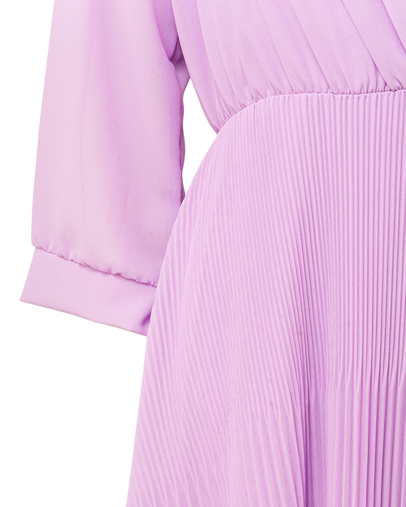 Plissee Kleid mit tiefem Ausschnitt