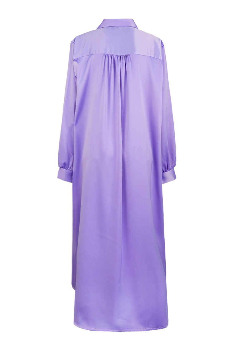 langes seidig glänzendes Hemdblusenkleid