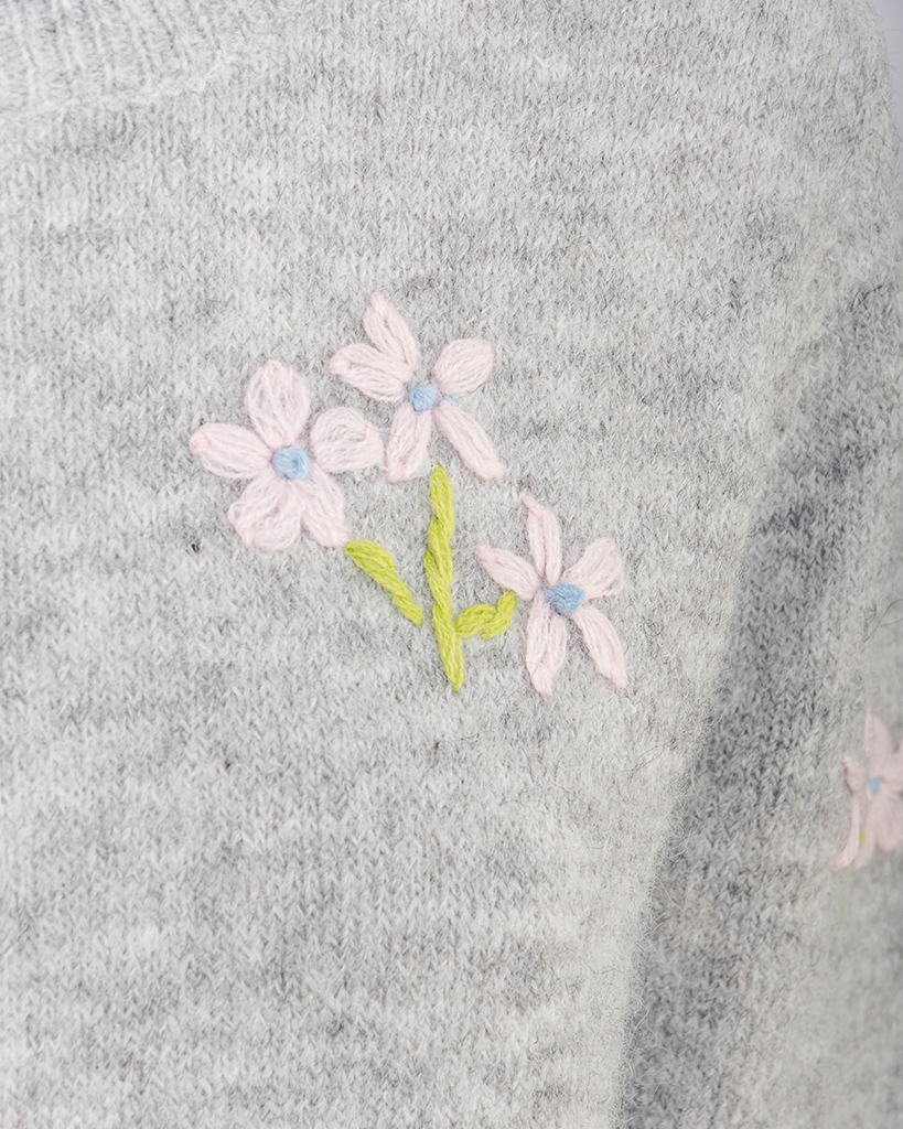 Strick Pullover mit gestickten Blumen Strick Pullover mit gestickten Blumen