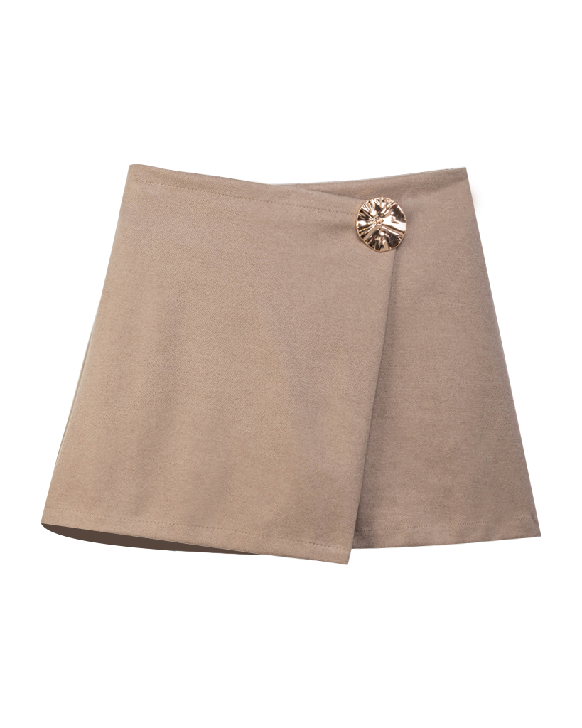 Short mit goldenem Knopf