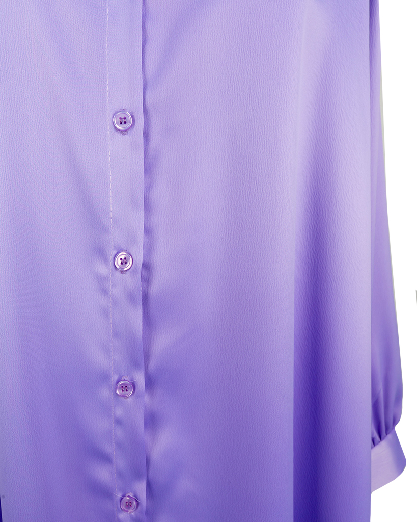 langes seidig glänzendes Hemdblusenkleid